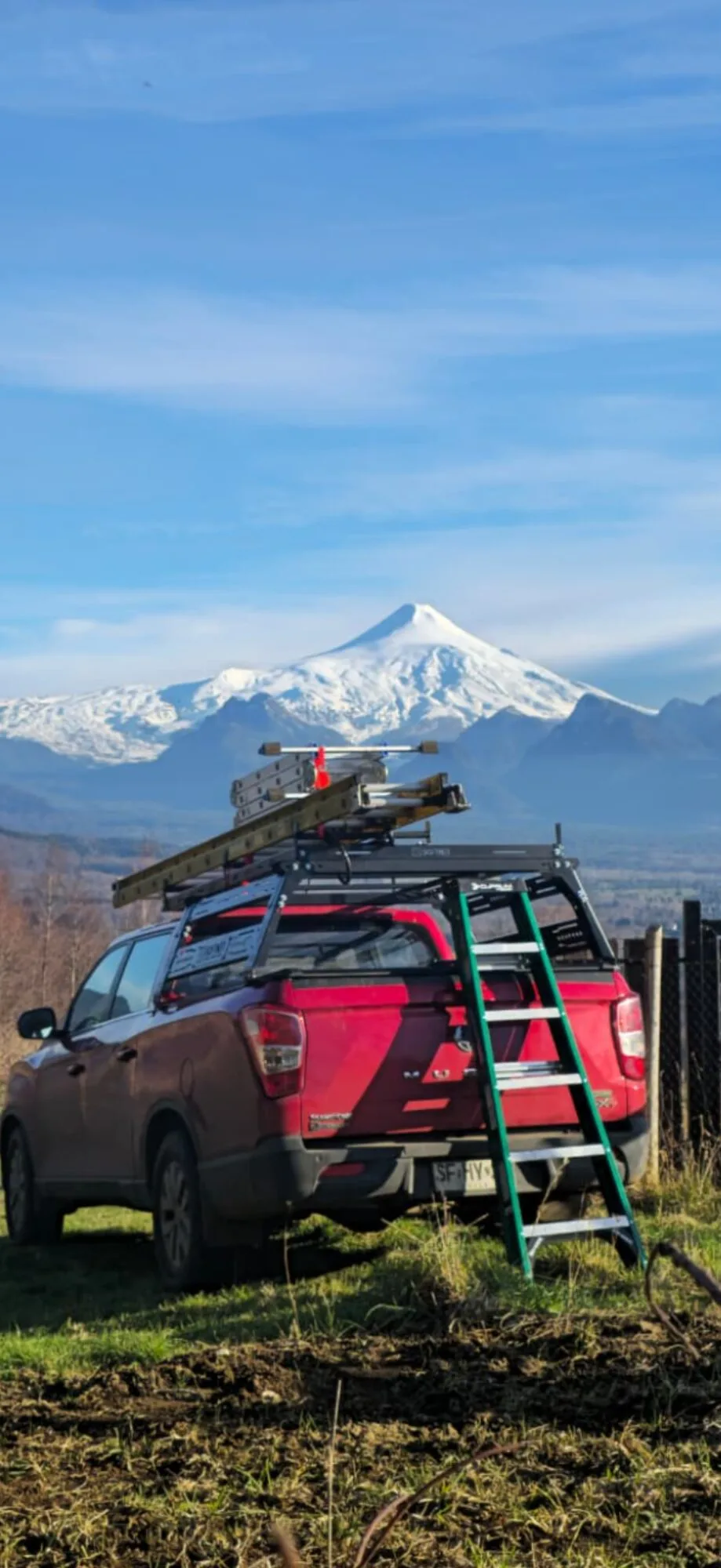 Equipo tecnológico de SoftNet Chile con paisaje del sur de Chile de fondo