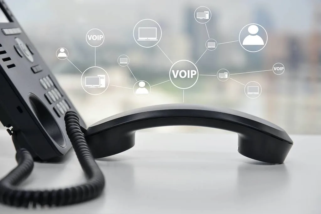Teléfono IP sobre un escritorio de recepción